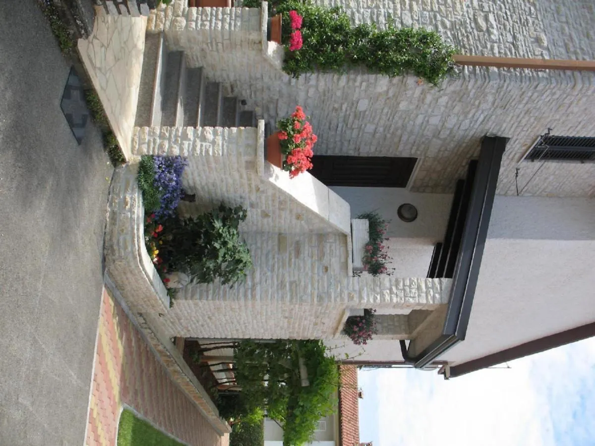Apartmani Villa Otilija 포레치