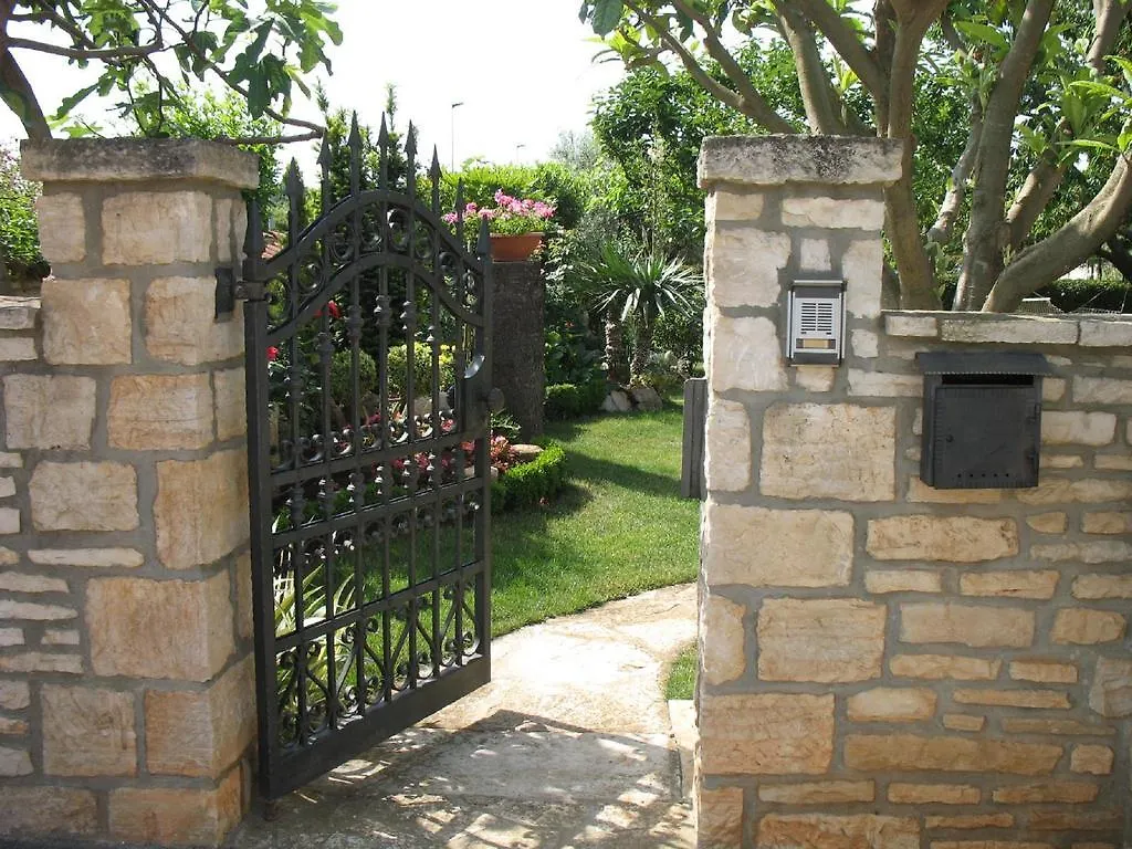 Apartmani Villa Otilija 포레치 아파트