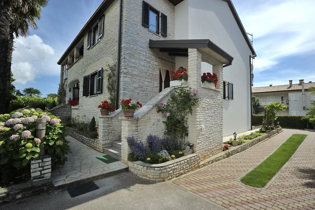 Apartmani Villa Otilija 포레치 아파트