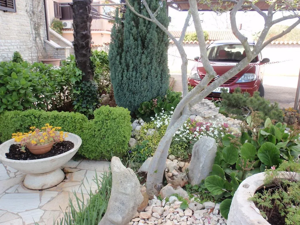 Apartmani Villa Otilija 포레치