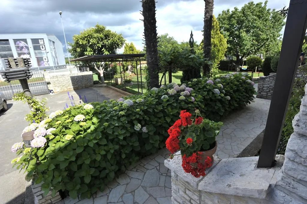 아파트 Apartmani Villa Otilija 포레치