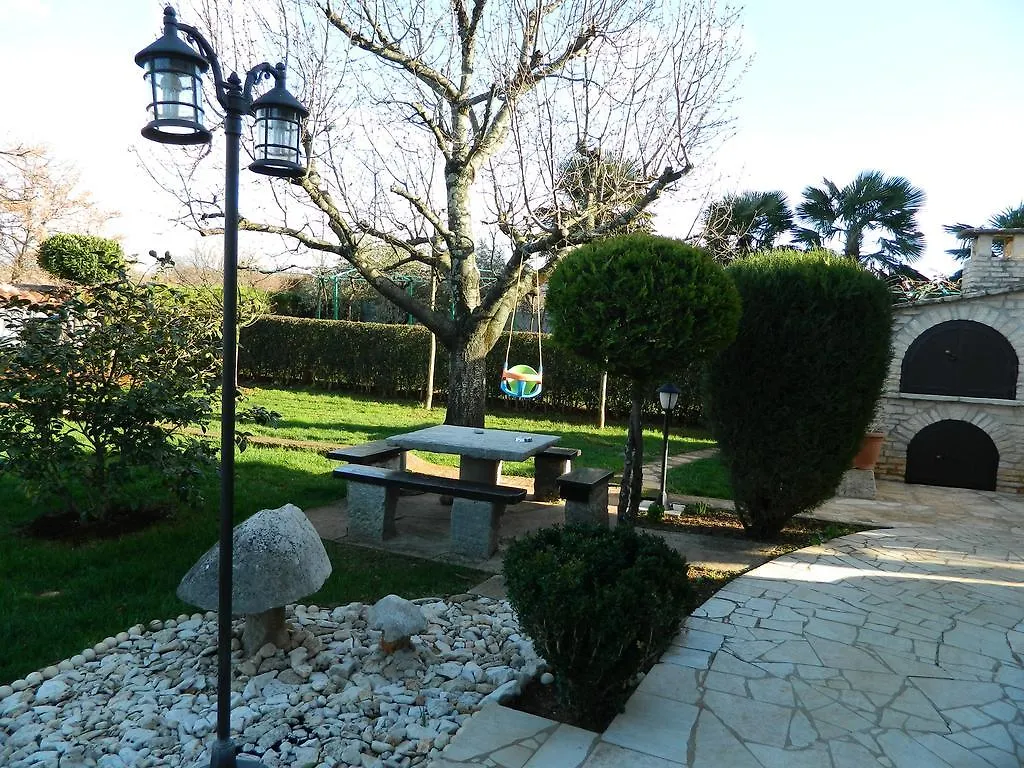 Apartmani Villa Otilija 포레치 아파트