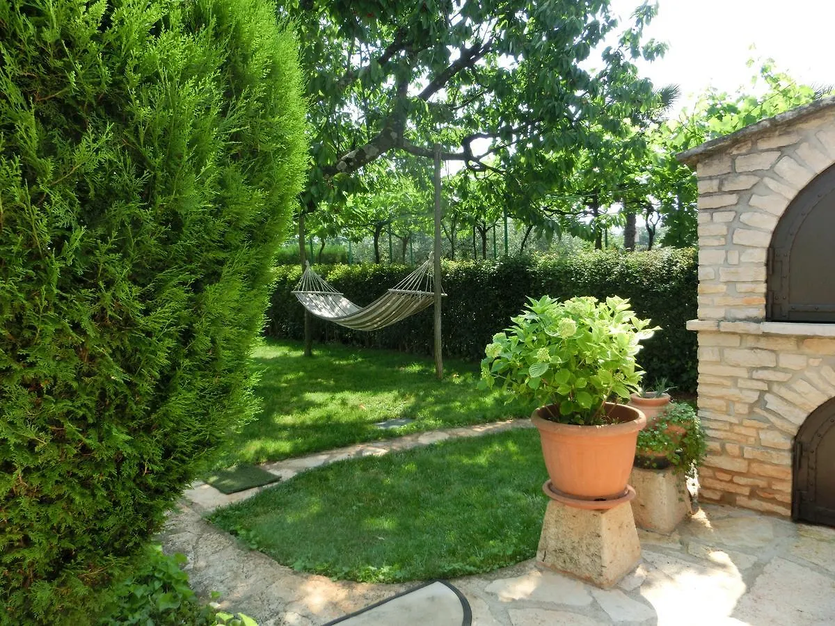 Apartmani Villa Otilija 포레치 0*,
