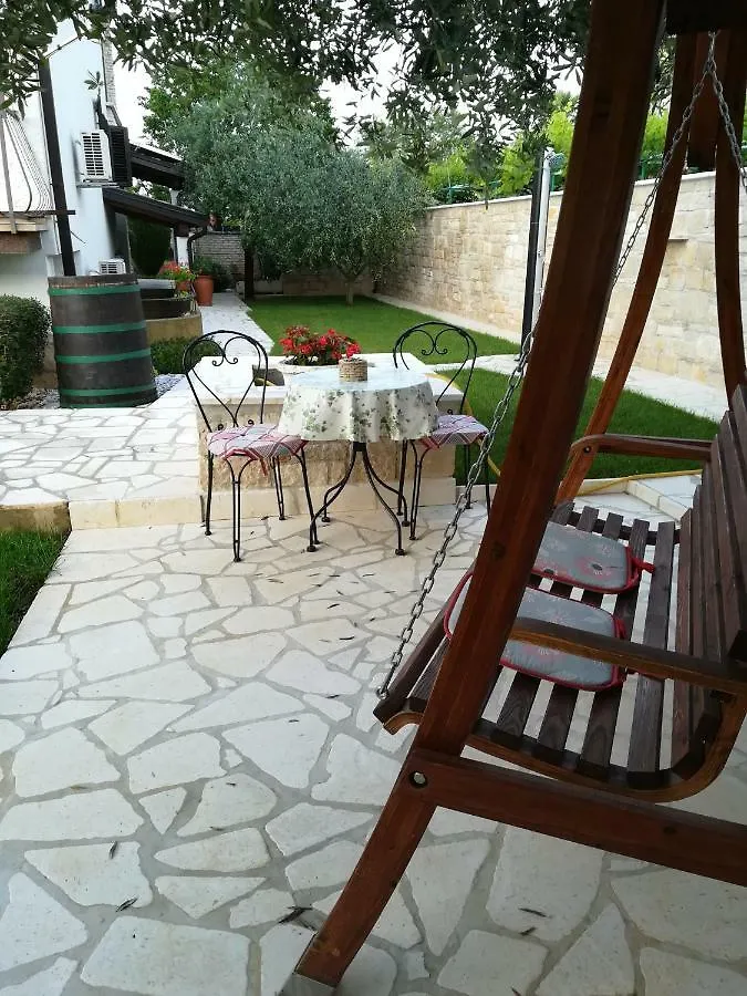 Apartmani Villa Otilija 포레치